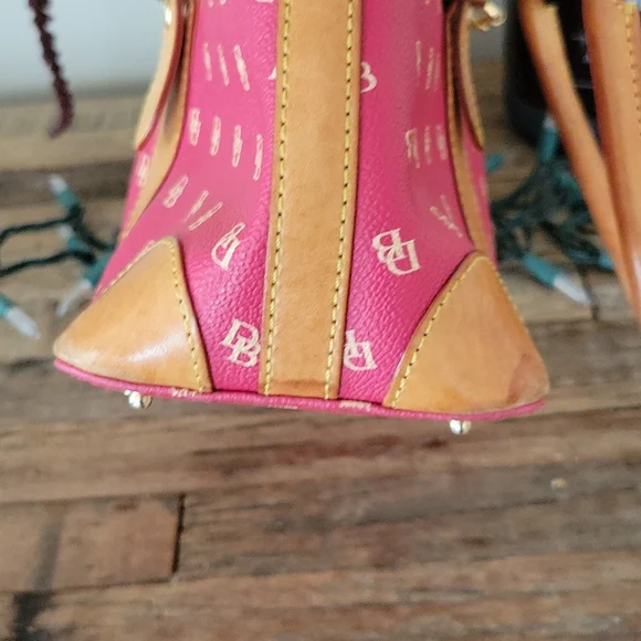 Dooney & Bourke logo bag - Picture 11 of 16